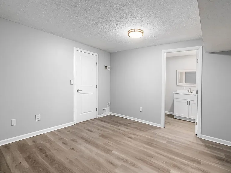 3085-3194 Griggsview Court — Photo 67