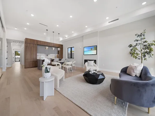 373 New York Avenue image 3 of 28