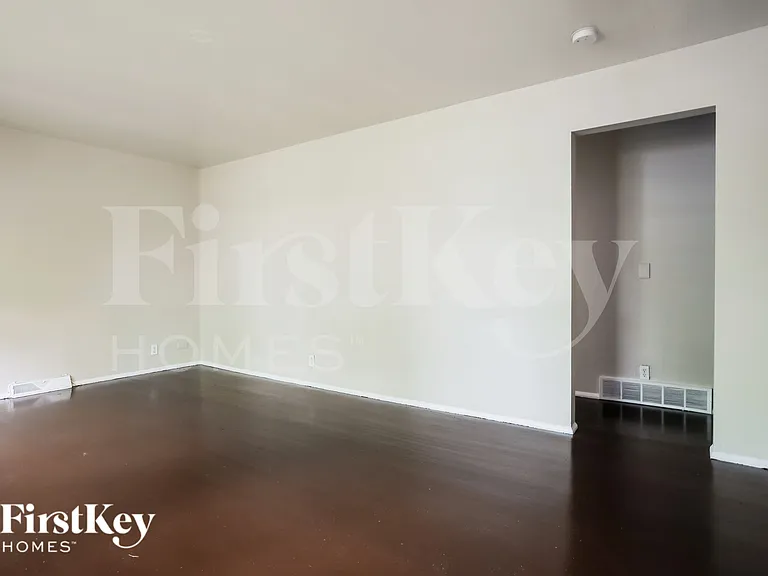 8820 Manchester Ave — Photo 9