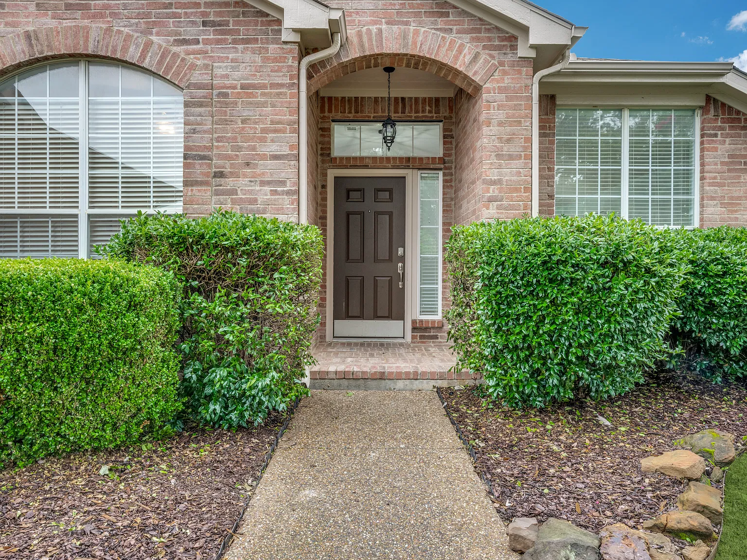 4 bed, 2110 sqft, $2,420 — Photo 2