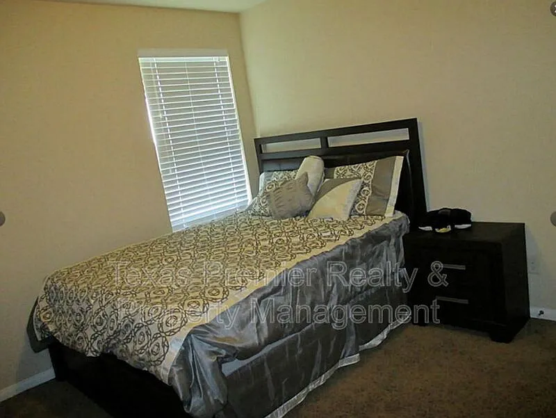 4 bed, 3.5 bath, 2385 sqft, $2,600 — Photo 3