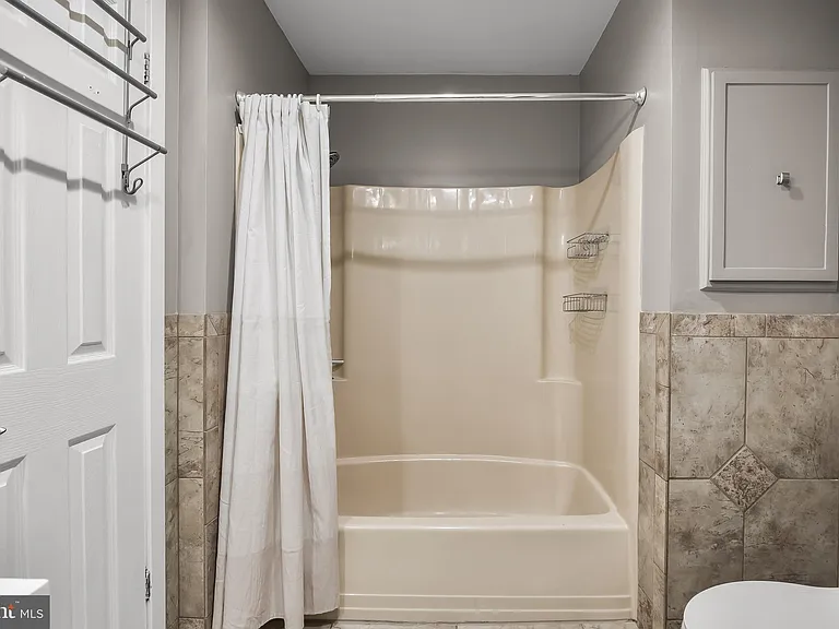702 Abbey Ct — Photo 23