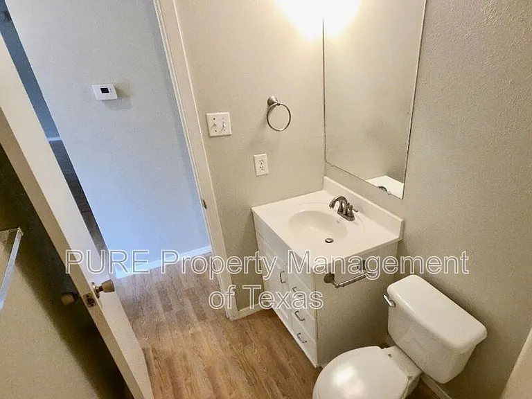 8508 Romney Rd — Photo 15