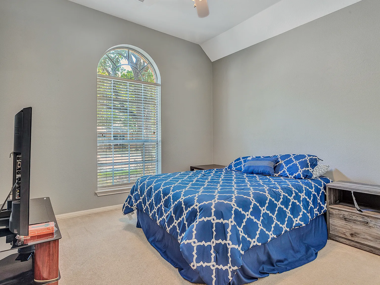 4 bed, 2213 sqft, $4,400 — Photo 2