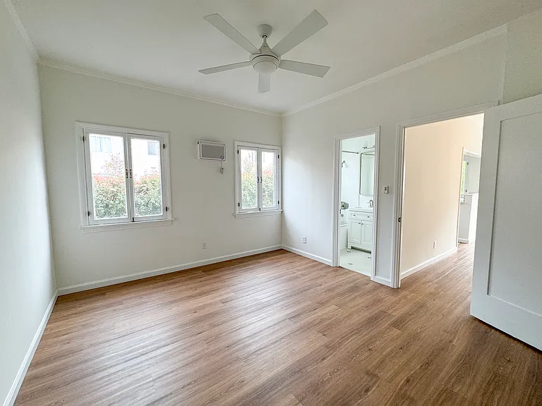 824 N Hayworth Ave #C — Photo 8
