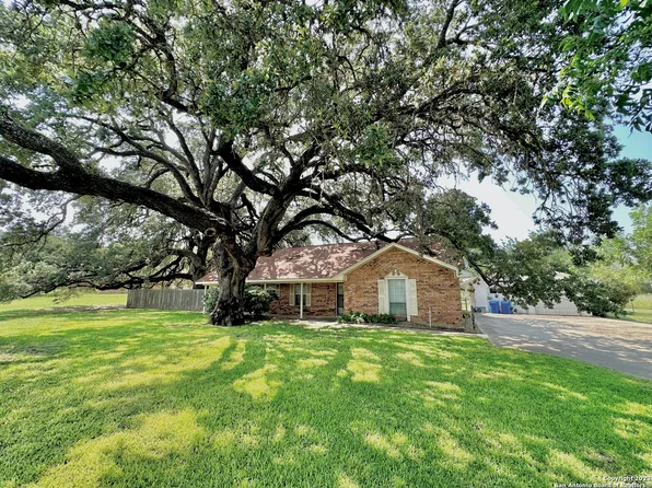 610 DUCK ST, Pleasanton, TX 78064