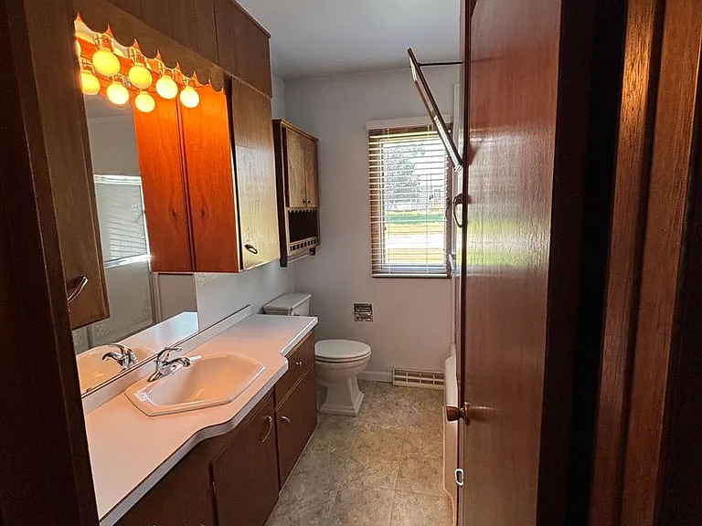 2543 Edgemont Ave — Photo 6