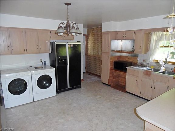KITCHEN WITH LAUNDRY