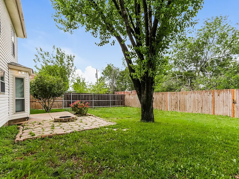 511 Rosewood Ln — Photo 16