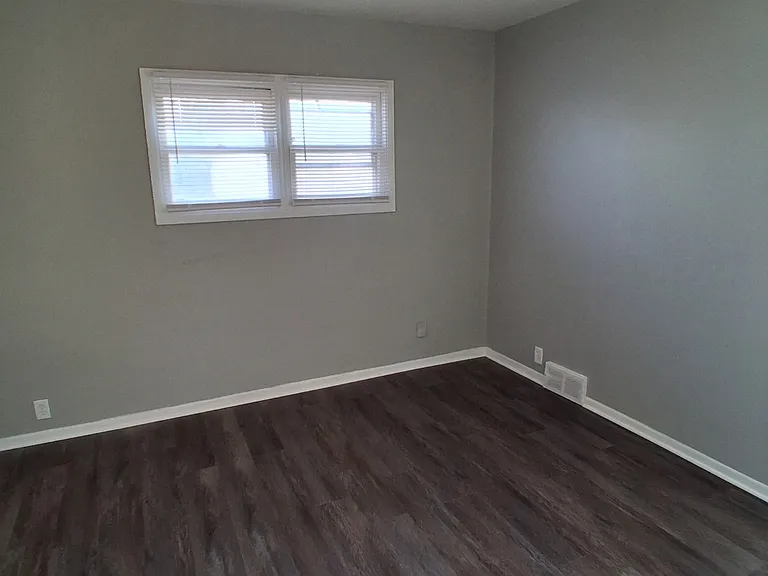 2605 W Victory Ln — Photo 7