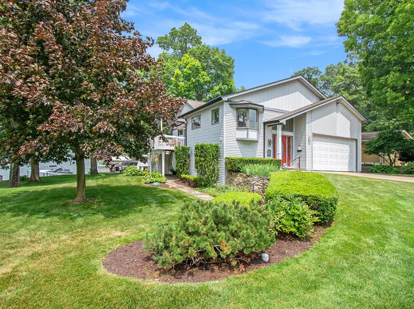 418 Nottingham Dr, Brooklyn, MI 49230