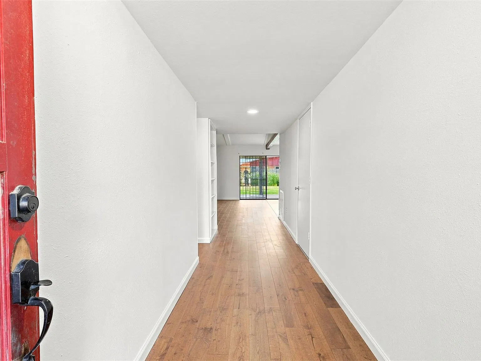 3 bed, 2.0 bath, 1188 sqft, $2,000 — Photo 3
