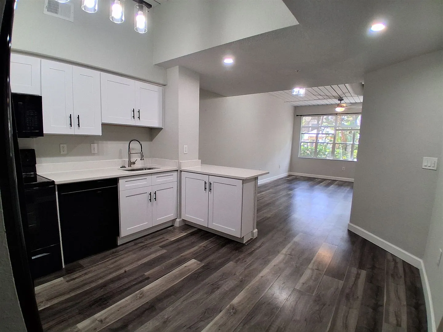 2402 W Azeele St - #417 — Photo 3