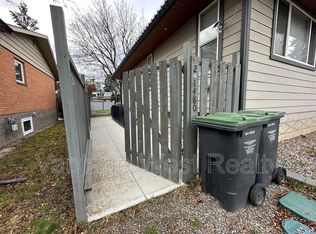 1480 Flemish St #2, Kelowna, BC V1Y 3S1