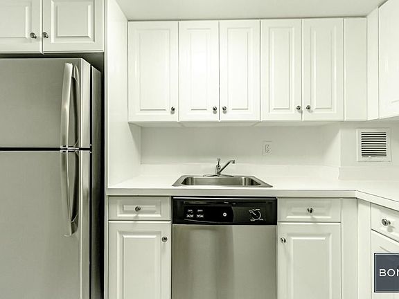 2nd image of 1 Astor Pl APT 7L