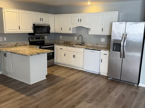 717 Meadow Ln APT A, Peculiar, MO 64078