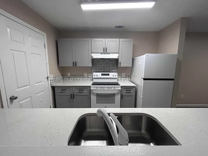 3 bed, 2.0 bath, 1292 sqft, $1,595 — Photo 2