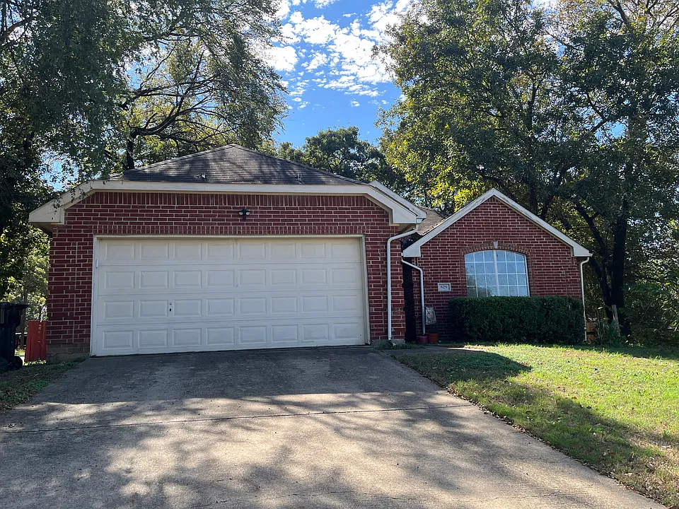 828 Shoreline Dr
