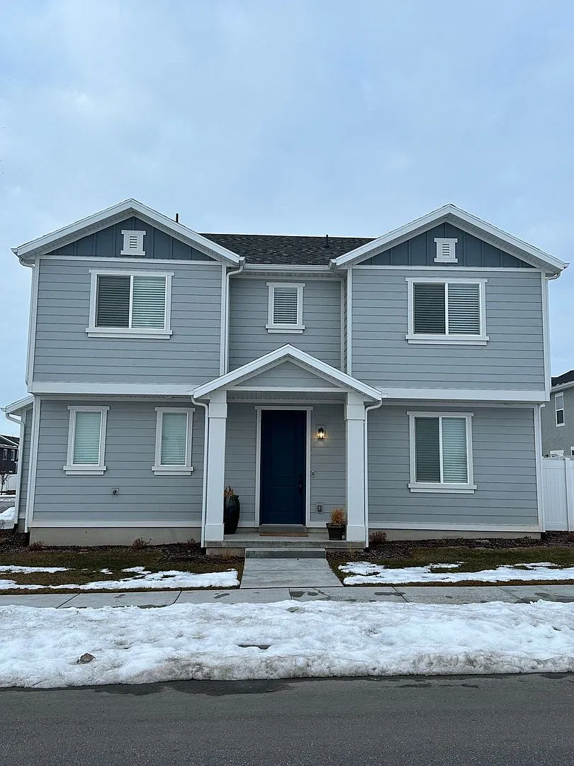 Beautiful 2021 home with fenced yard — Photo 1