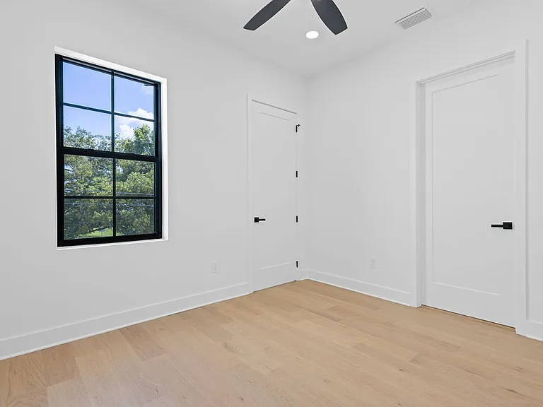 3202 W La Salle St — Photo 64