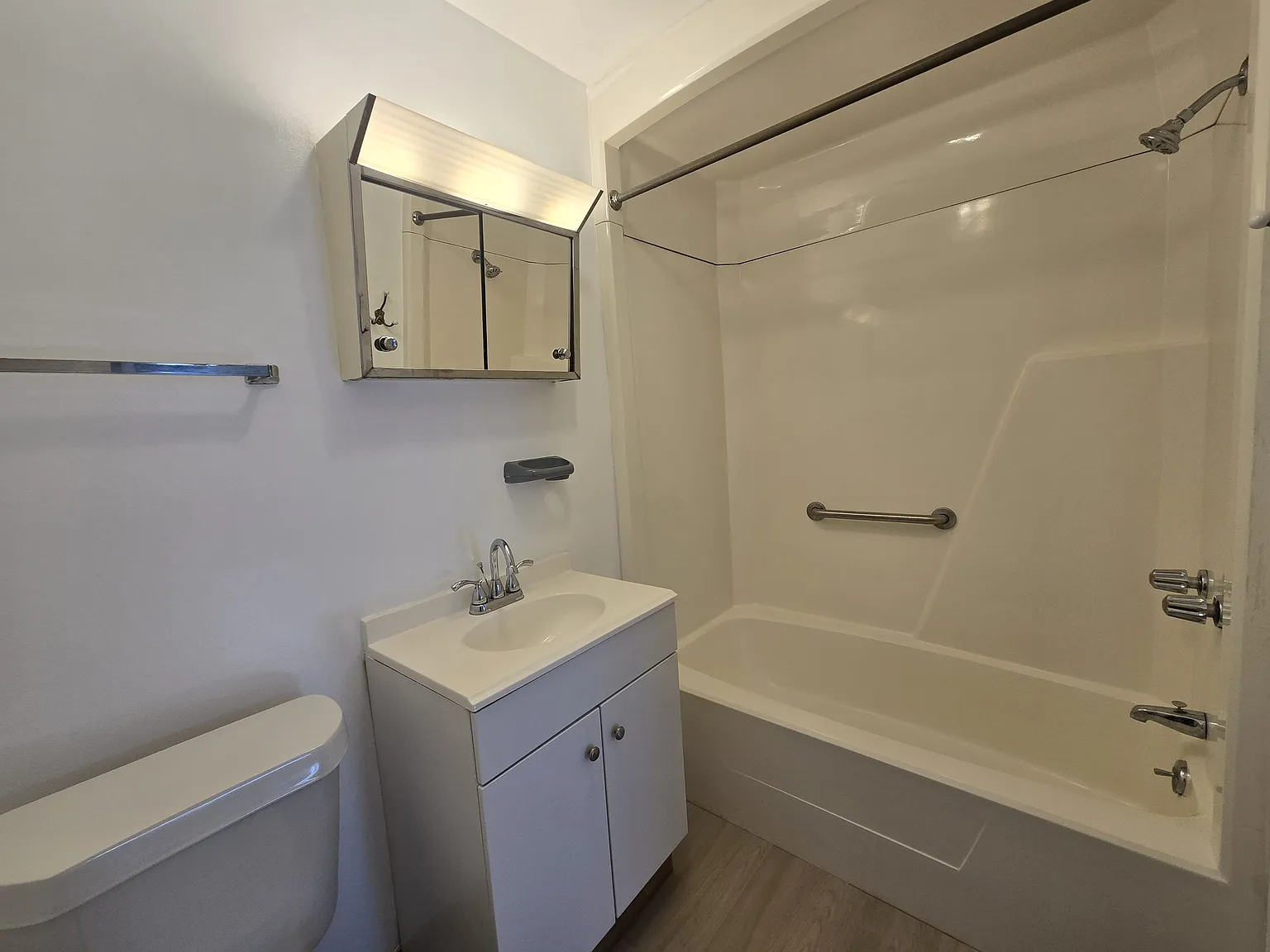105 Hobart St — Photo 4
