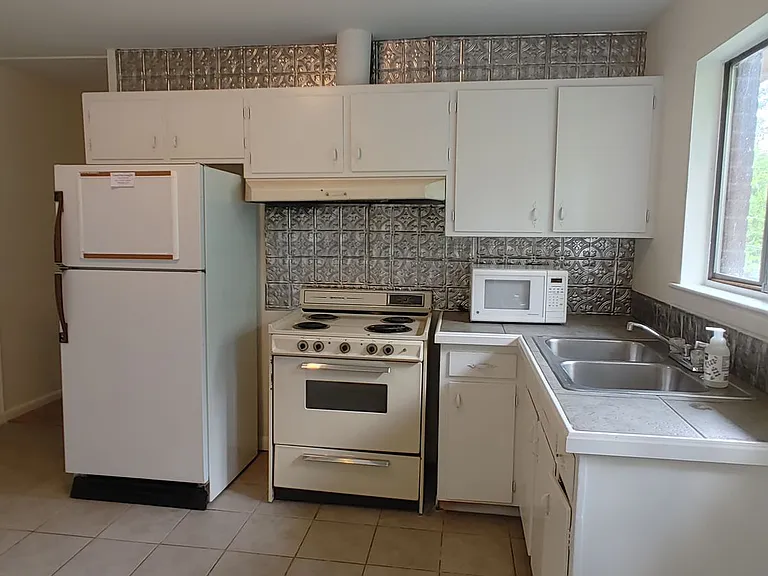 929B Fortwood St — Photo 4