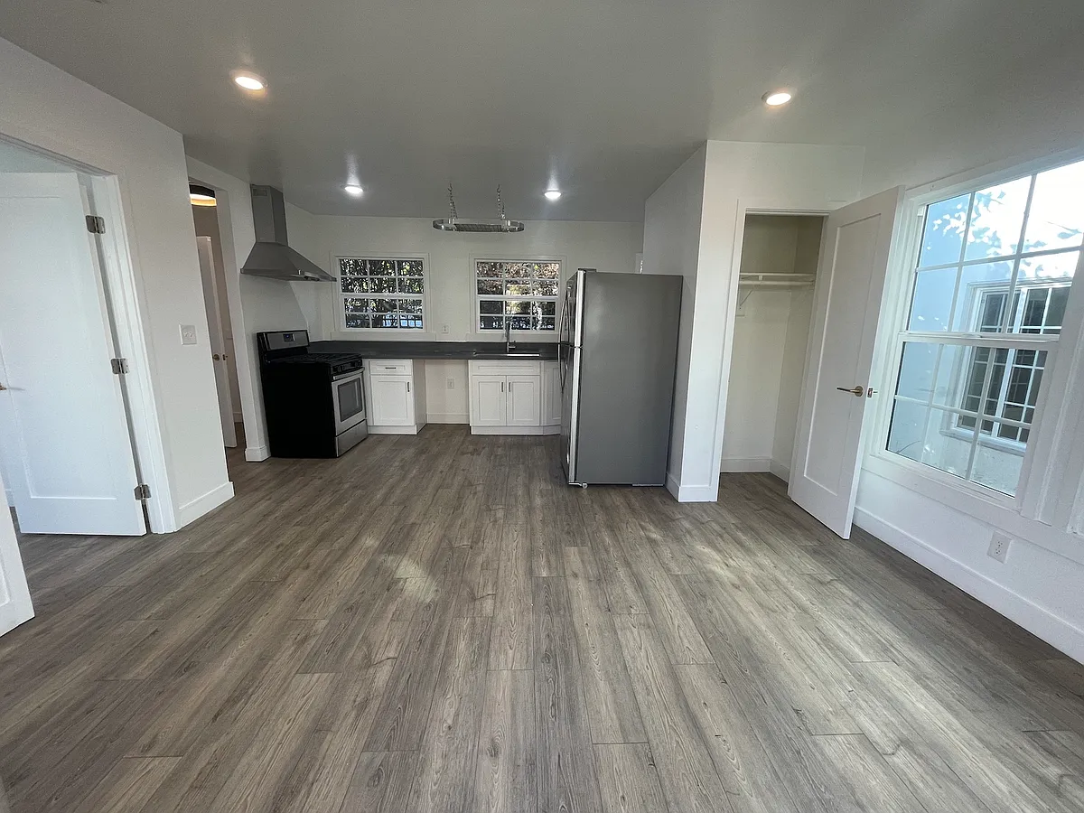 Building Photo - 4515 1/2 Willow Brook Ave #4515.5-G