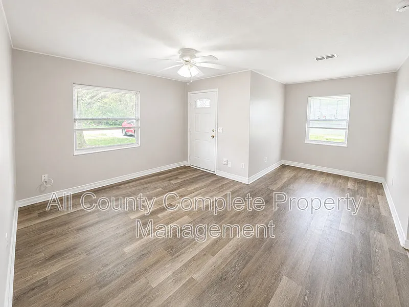 3 bed, 1.0 bath, 1073 sqft, $1,350 — Photo 4