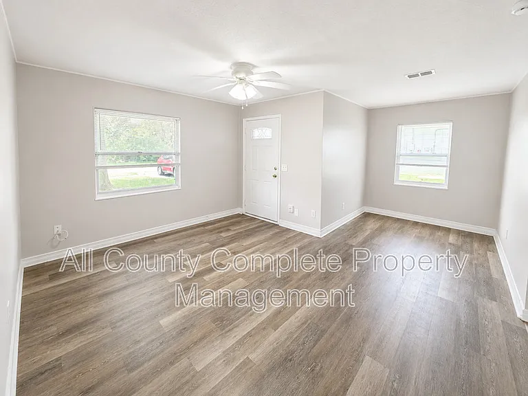10415 Briarcliff Rd E — Photo 1