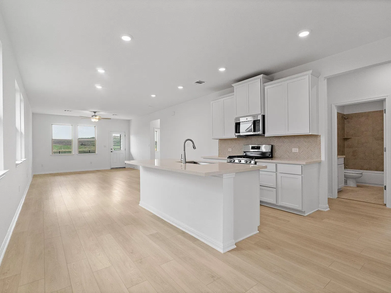3 bed, 2.0 bath, 1514 sqft, $2,200 — Photo 3
