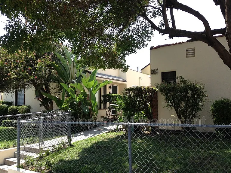 417 E Elmwood Ave #B — Photo 17
