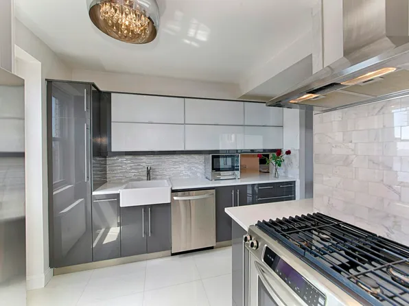 300 East 40th Street image 9 of 15