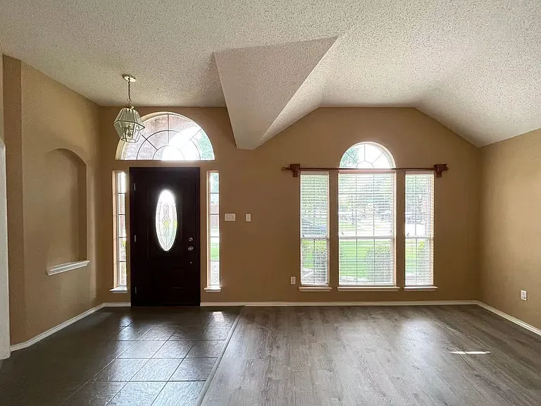 5106 Springflower Dr — Photo 4