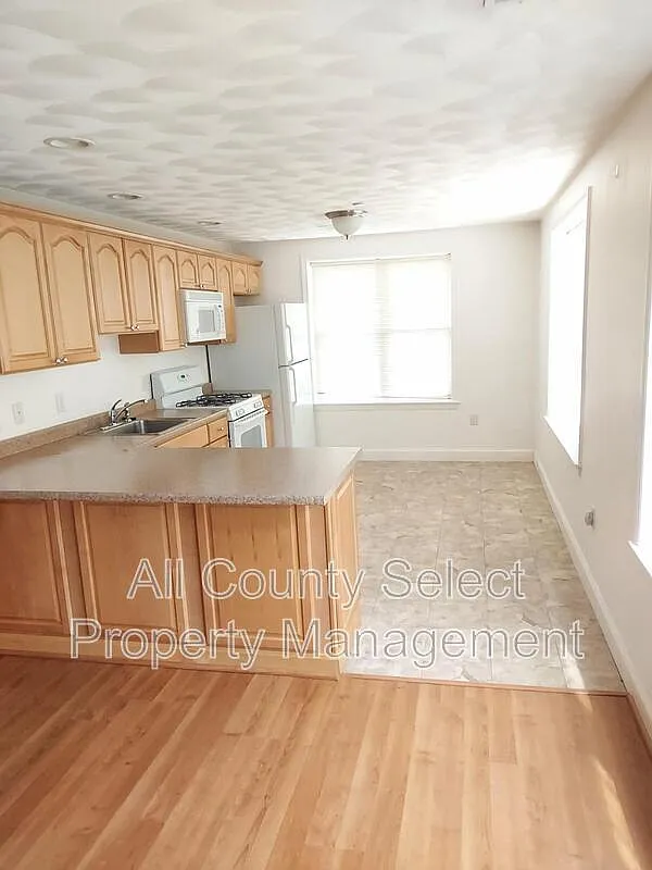1 bed, 1.0 bath, 700 sqft, $1,800 — Photo 2