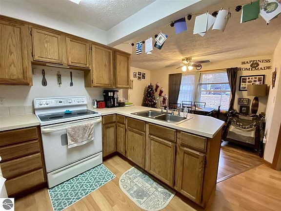 5th image of 224 Arbutus Ave