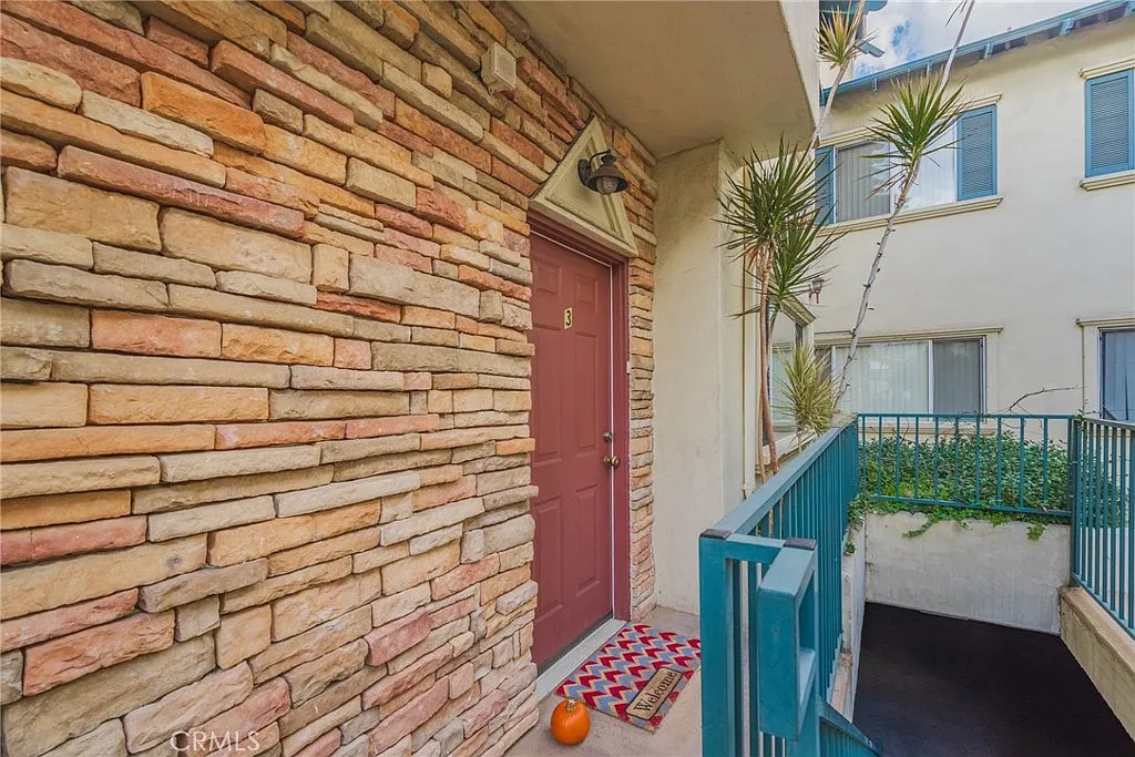 3 bed, 2.5 bath, 1325 sqft, $3,800 — Photo 3