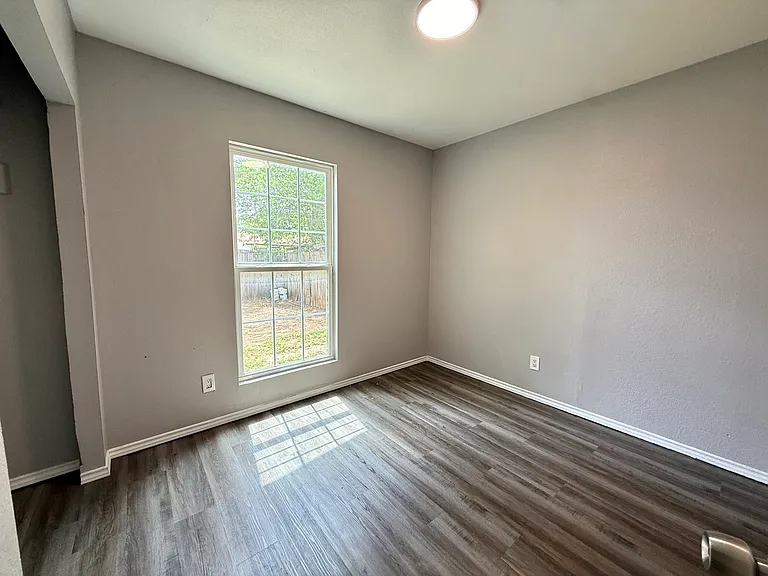 554 Park Village Dr — Photo 6