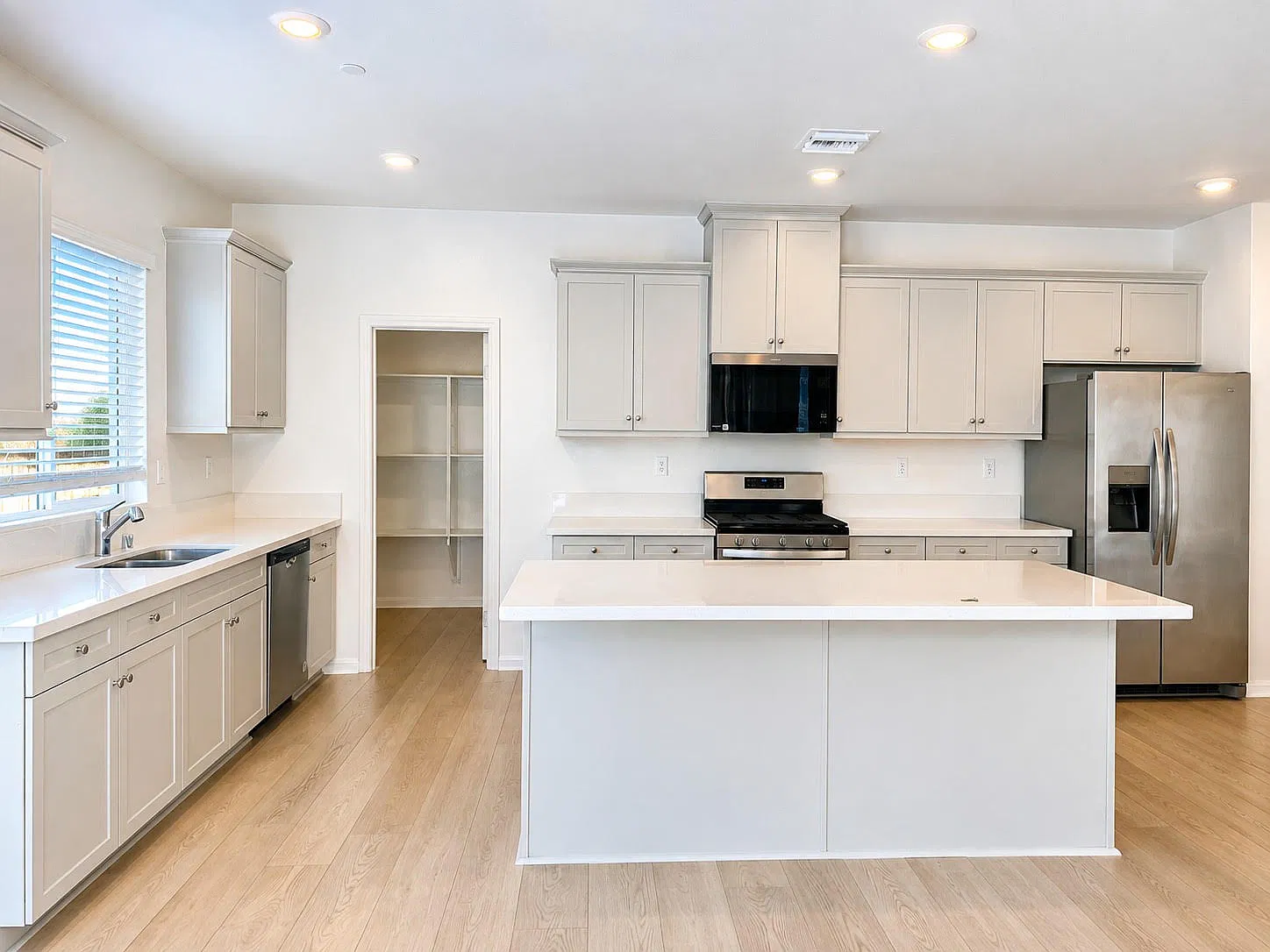 4 bed, 2106 sqft, $3,500 — Photo 4