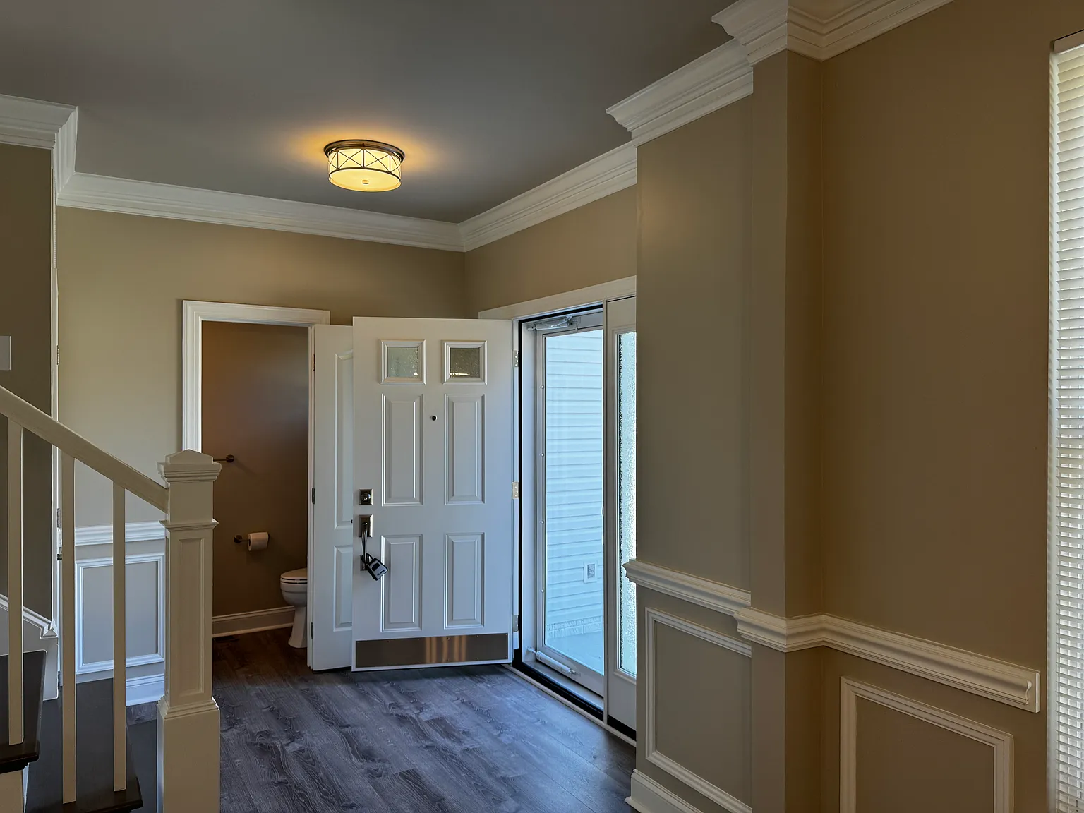 3 bed, 2.5 bath, 1824 sqft, $3,200 — Photo 2