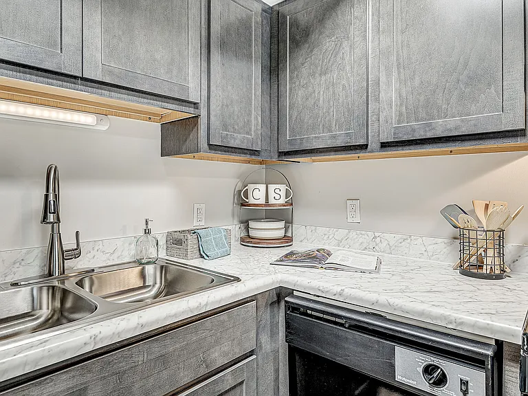 Ninth Avenue Apartments — Photo 9
