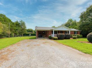1064 La Wanna Dr, Newton, NC 28658