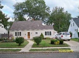 15 Poppy Ln, Levittown, NY 11756