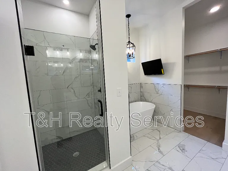 930 Woodlawn Ave — Photo 22