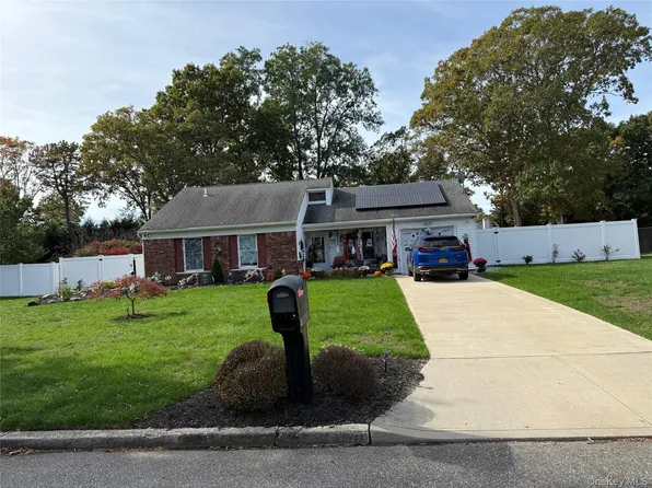 56 Glenmere Lane, Coram, NY 11727