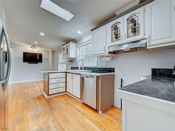 5th image of 1009 Farr Rd