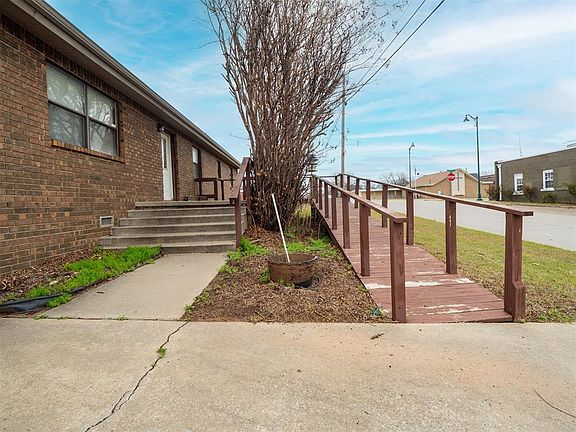 3rd image of 1203 N Jim Thorpe Blvd