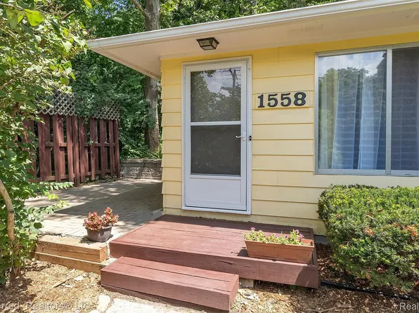 1558 Jones Dr, Ann Arbor, MI 48105