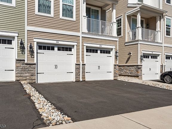 3rd image of 104 Iris Ct