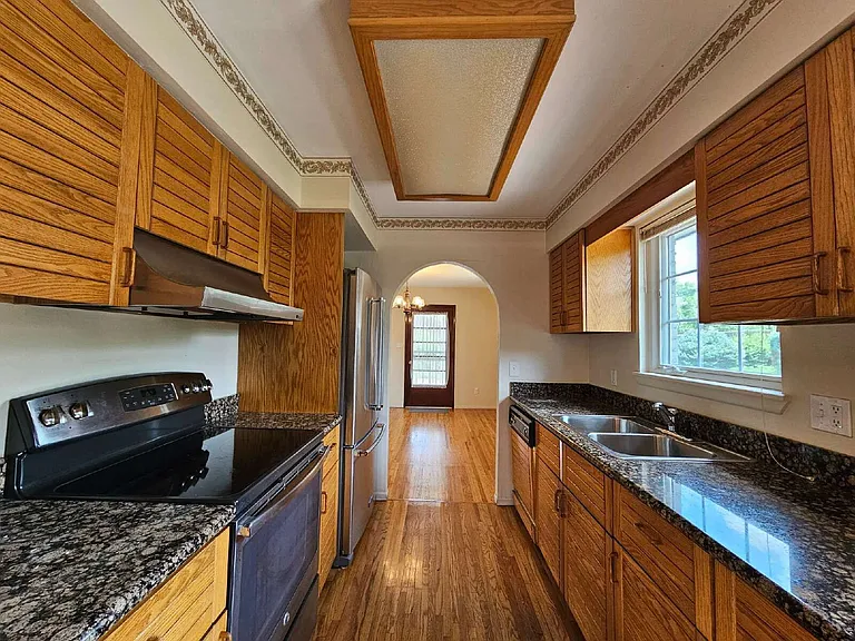 250 E Graves Ave — Photo 6