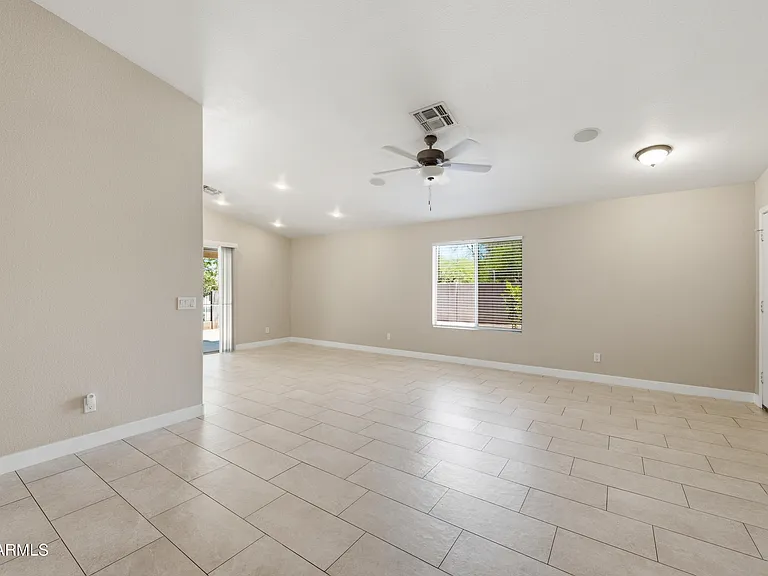 1616 E Desert Ln — Photo 5
